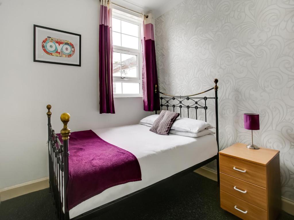 Postel nebo postele na pokoji v ubytování OYO Gin House Hotel