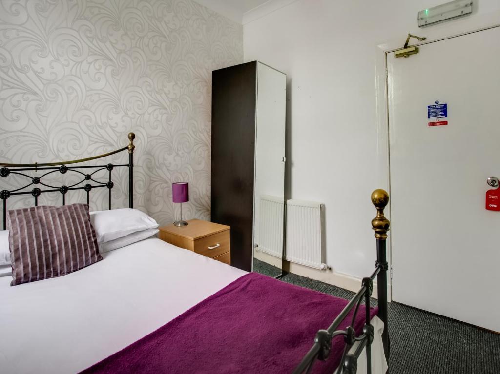 Postel nebo postele na pokoji v ubytování OYO Gin House Hotel