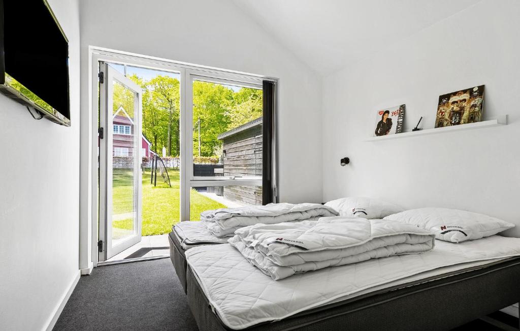 Postel nebo postele na pokoji v ubytování 4 Bedroom Beautiful Home In Haderslev