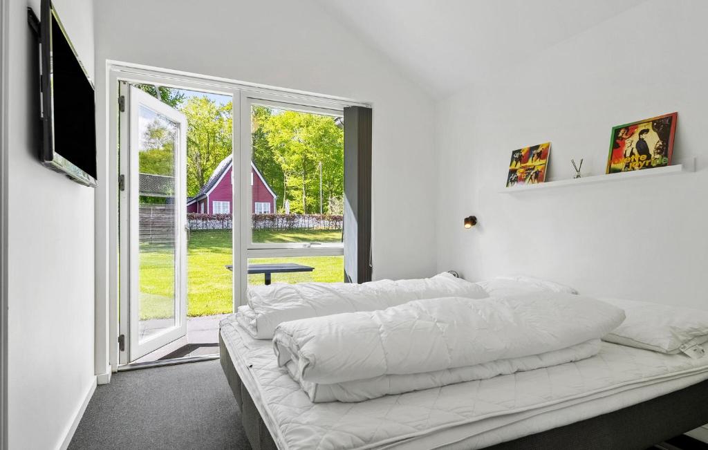 Postel nebo postele na pokoji v ubytování 4 Bedroom Beautiful Home In Haderslev