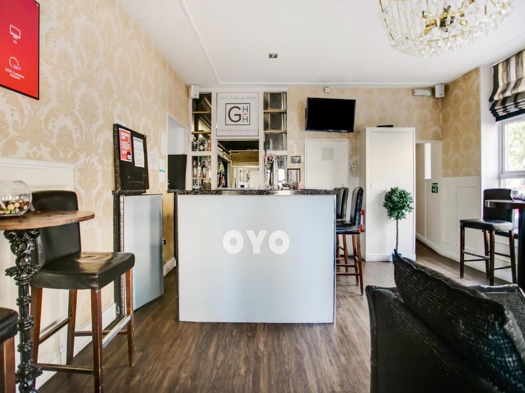TV a/nebo společenská místnost v ubytování OYO Gin House Hotel