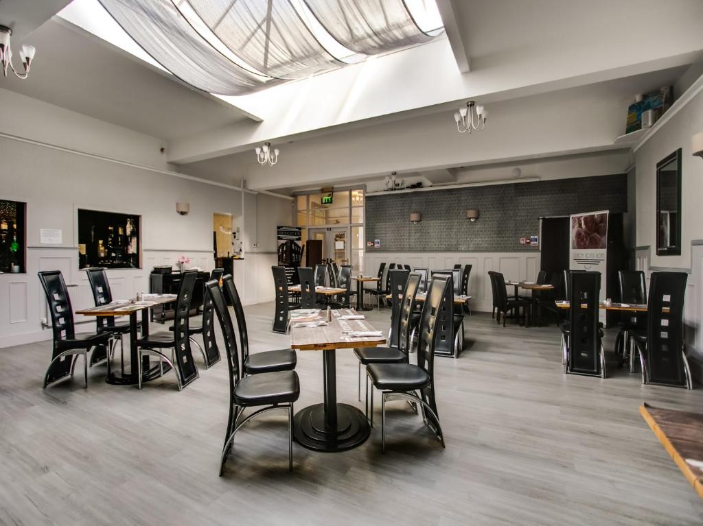 Restaurace v ubytování OYO Gin House Hotel