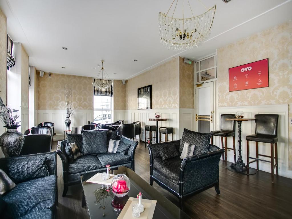 Posezení v ubytování OYO Gin House Hotel