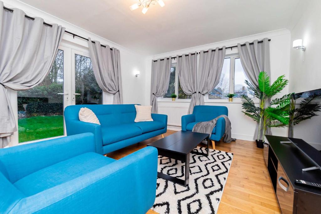 Χώρος καθιστικού στο Spacious 4 Bed House w Parking in Milton Keynes