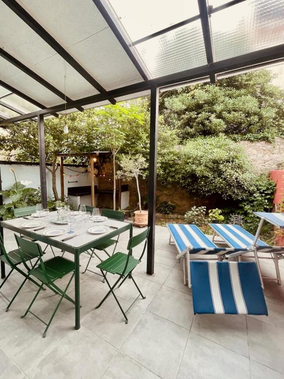 un patio avec une table et des chaises sous une pergola dans l'établissement 