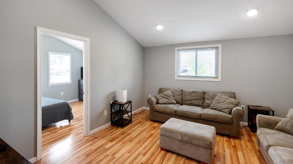 Posezení v ubytování Beautifull Whole House! Walk to Niagara Falls! 4 Bedroom Home