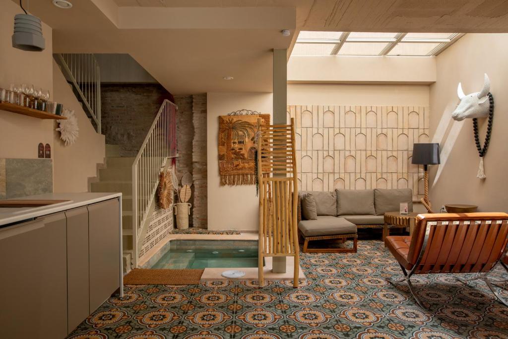 un soggiorno con piscina al centro di Casa Pia by Caleta Homes a Málaga