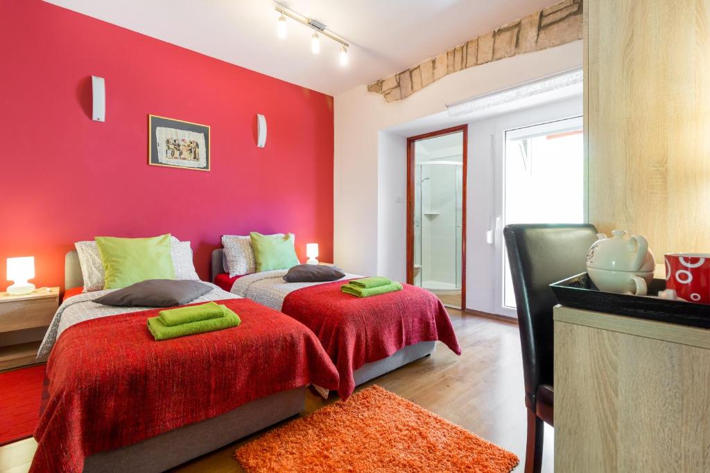 Top Center Room & Apartment