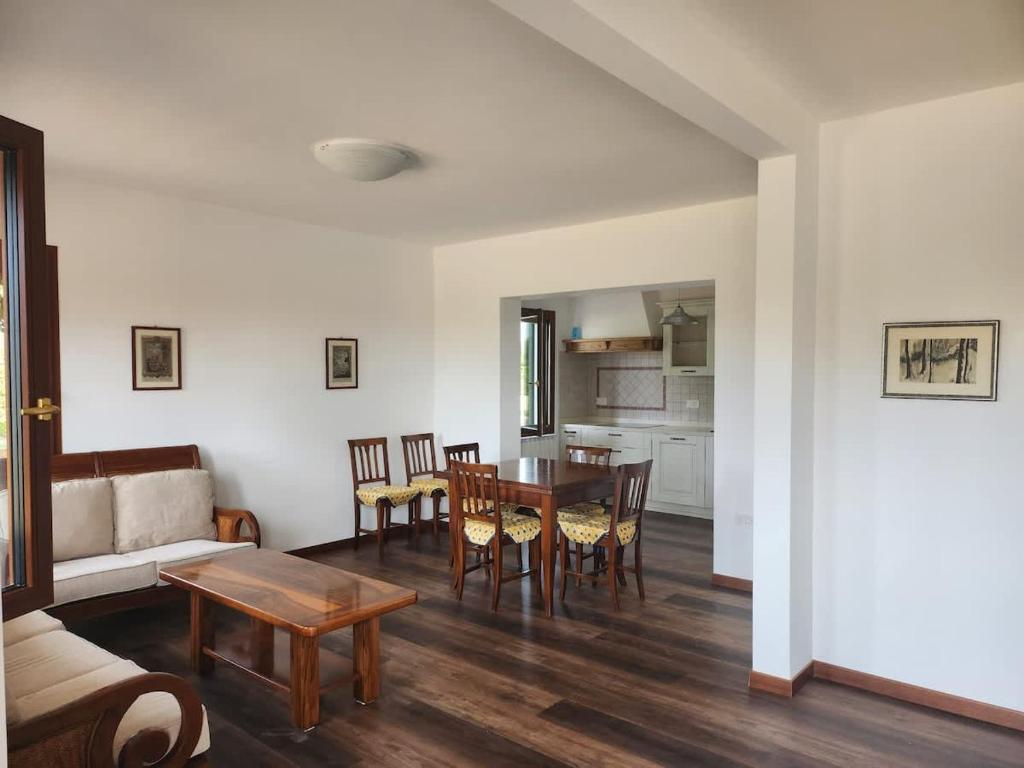 a living room with a table and chairs and a couch at Casa Carolina in Passarella