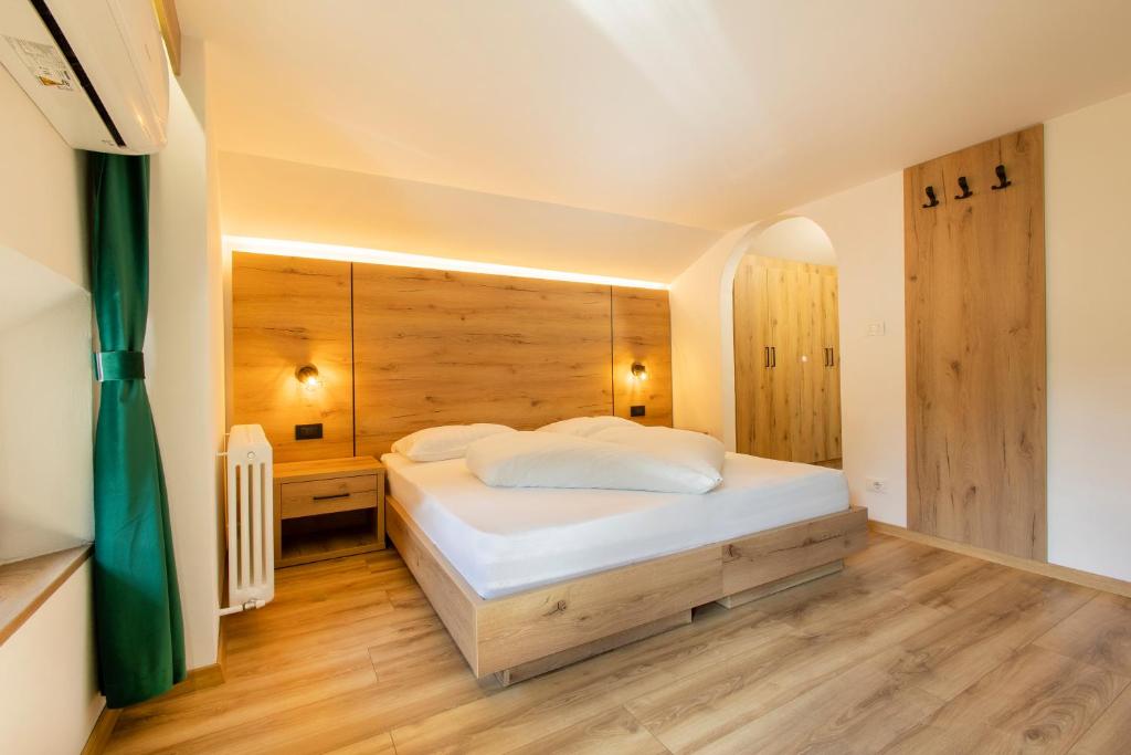 Postel nebo postele na pokoji v ubytování Gasthof Goldenes Lamm