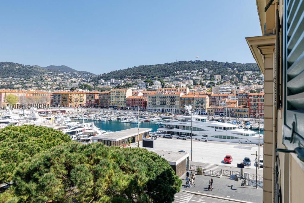 une vue d'un port avec des bateaux dans une marina dans l'établissement DOUANE - 2 bedroom in Front of the Port, à Nice