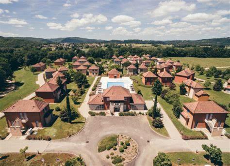 an aerial view of a large house with a yard at Appartement 2 chambres in Prayssac