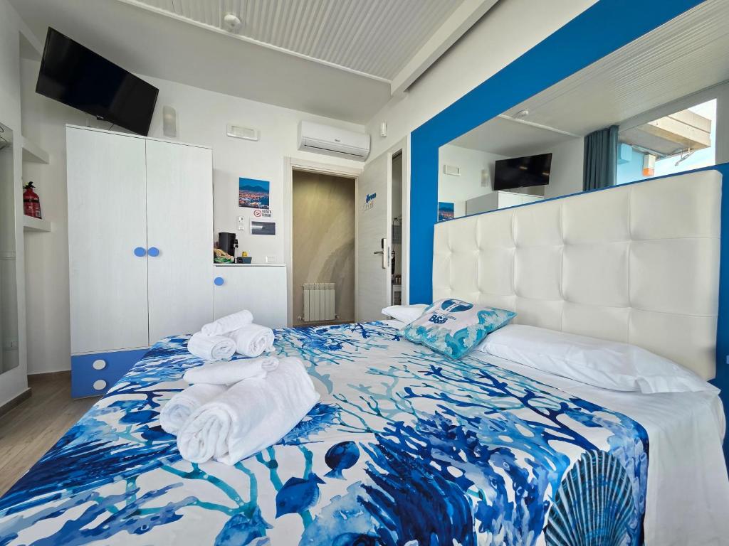 Postel nebo postele na pokoji v ubytování Suite Torre Azzurra B&B - Rooftop Sea View