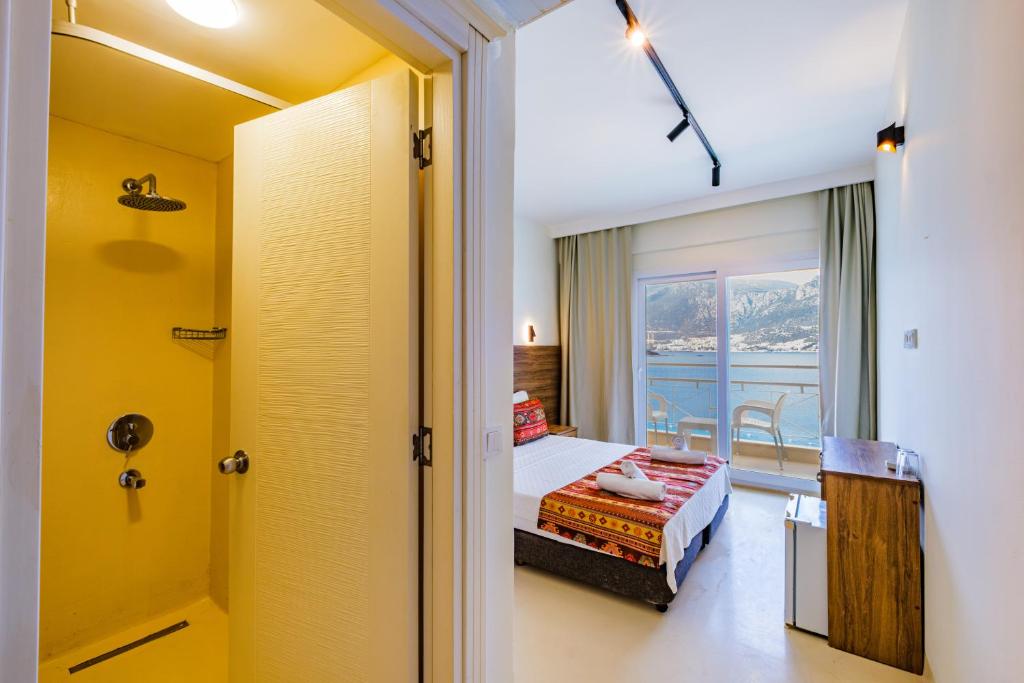 Кровать или кровати в номере La Moda Beach Hotel