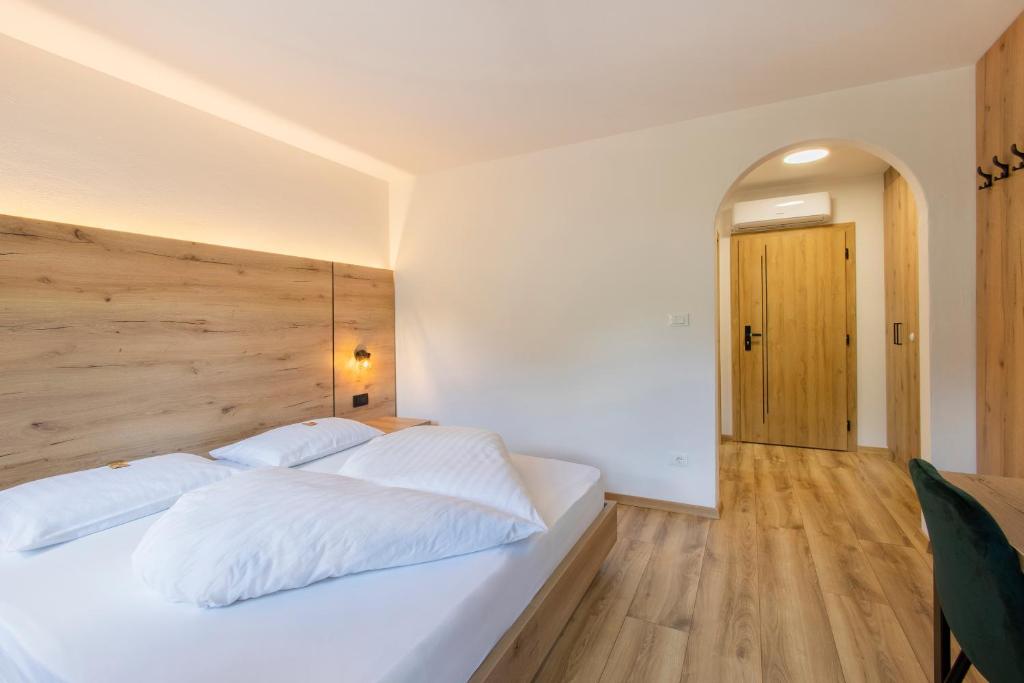 Postel nebo postele na pokoji v ubytování Gasthof Goldenes Lamm