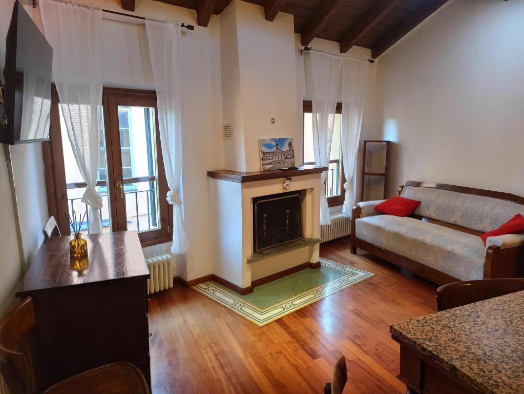 ein Wohnzimmer mit Kamin und Couch in der Unterkunft GuascoHome in Reggio nell'Emilia