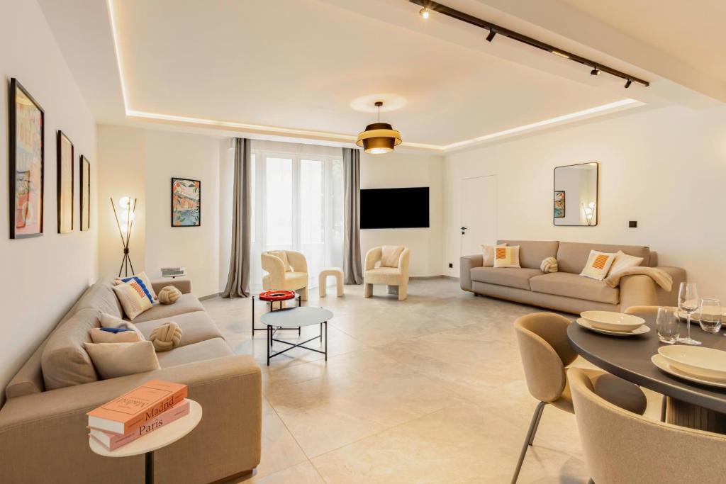 un salon avec un canapé et une table dans l'établissement Elégant et moderne T4 à 100M de La Croisette, à Cannes
