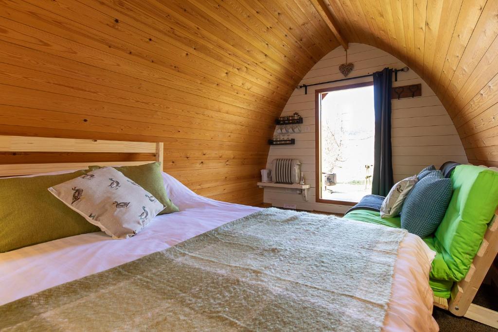 Postel nebo postele na pokoji v ubytování Glenshee Glamping