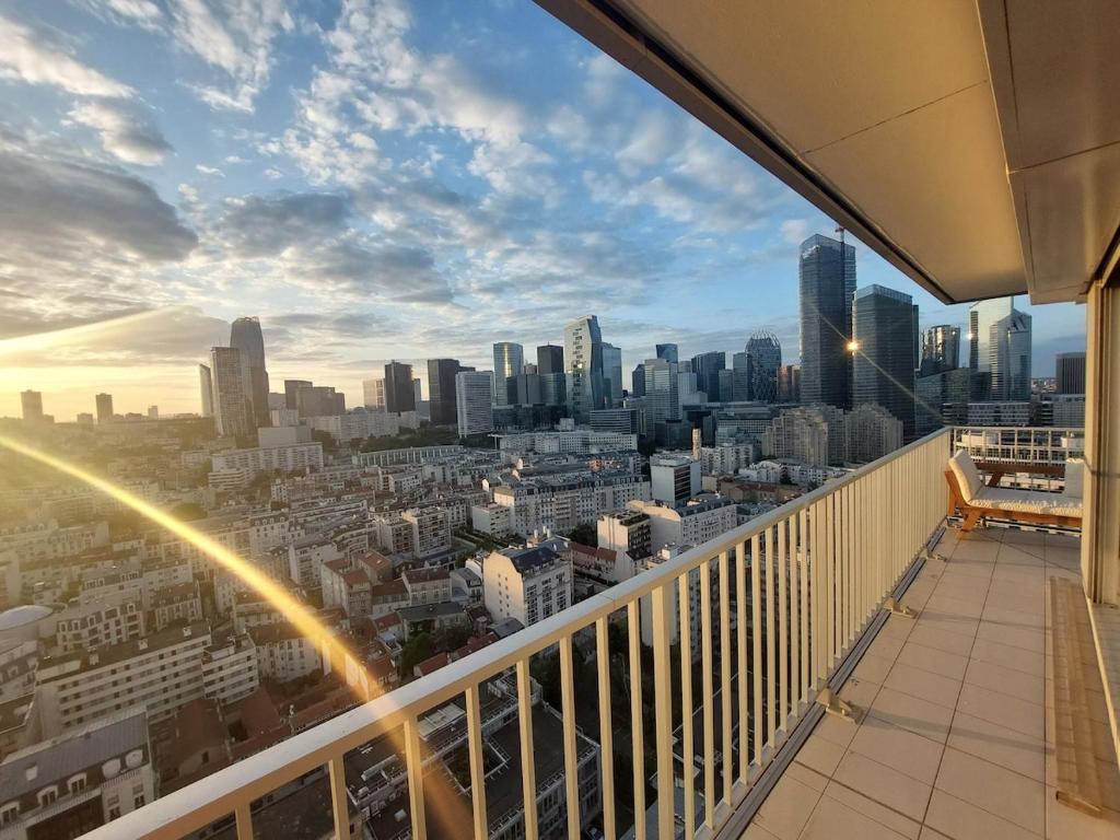 une vue d'une ville depuis le balcon d'un immeuble dans l'établissement Paris La Défense, balcon et vue d'exception 24e etage, à Puteaux