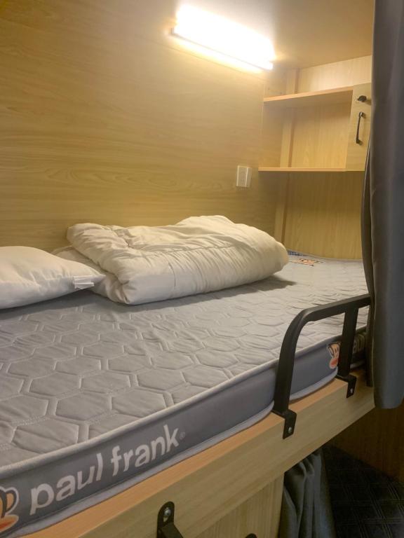 Postel nebo postele na pokoji v ubytování Travelers' Nest Youth Hostel