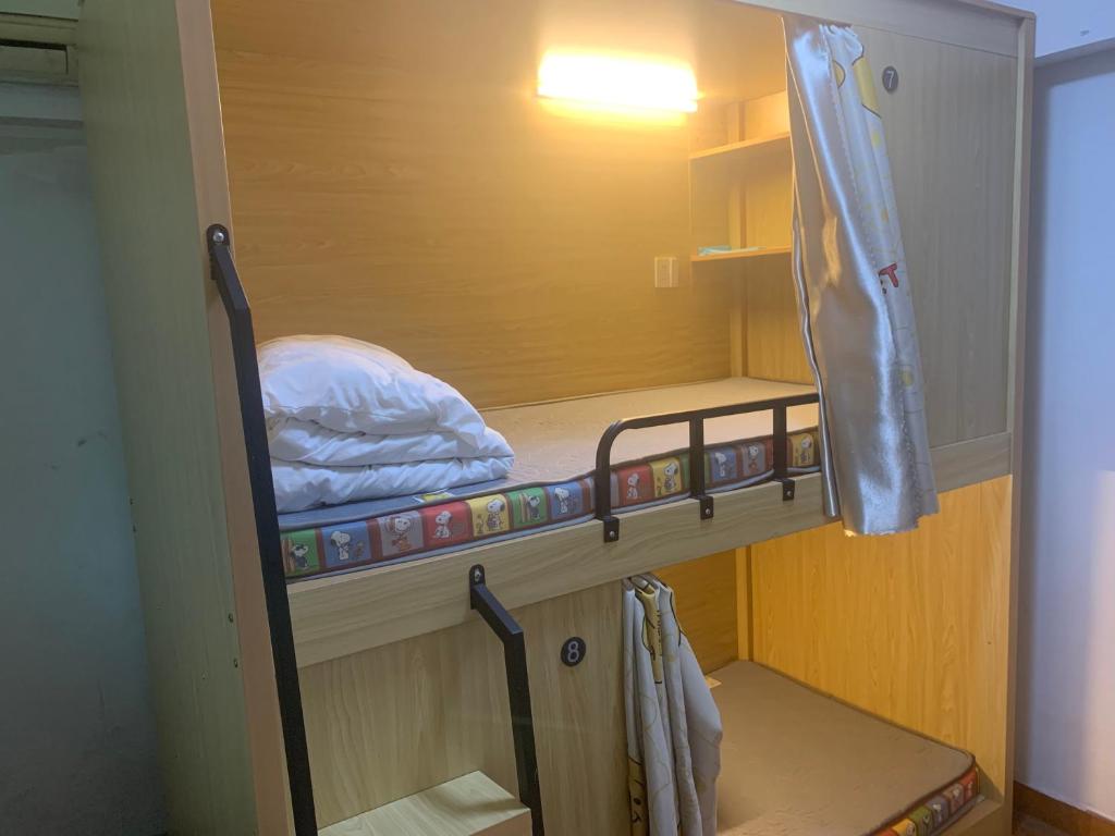 Postel nebo postele na pokoji v ubytování Travelers' Nest Youth Hostel