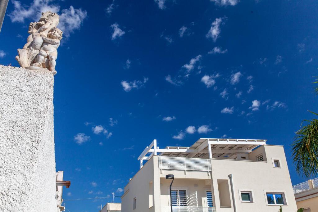 a statue of two children on top of a building at Dimora Nesea in Cozze