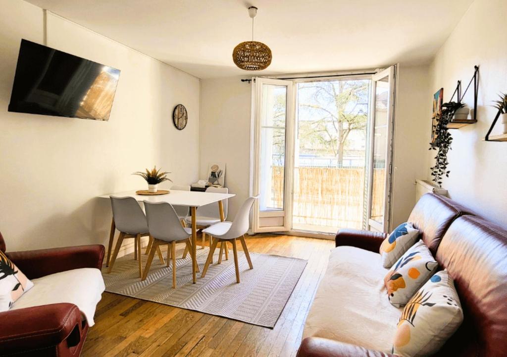 un salon avec un canapé et une table dans l'établissement LE LOGIS DE L'ARQUEBUSE GARE, Centre ville et Cité Gastronomique, à Dijon