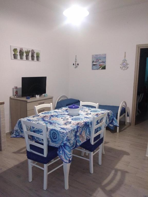 stół jadalny z niebiesko-białym blatem w obiekcie Na' zà Ciccina w mieście Palermo