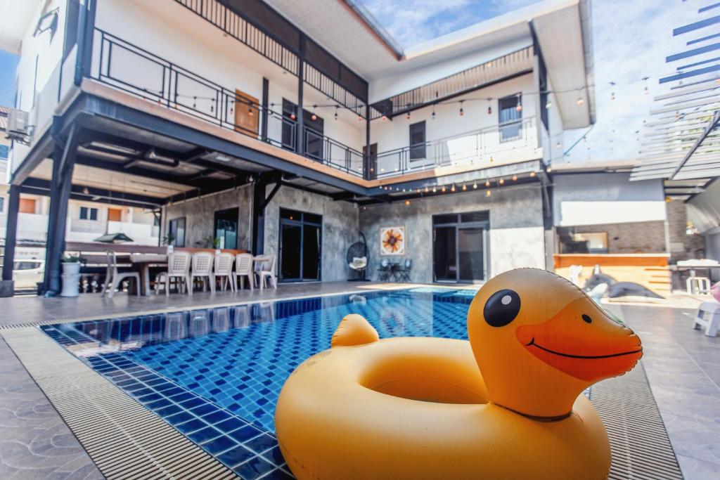 Ban Huai YaiにあるNo5 Villa Houseの黄色のゴムダック