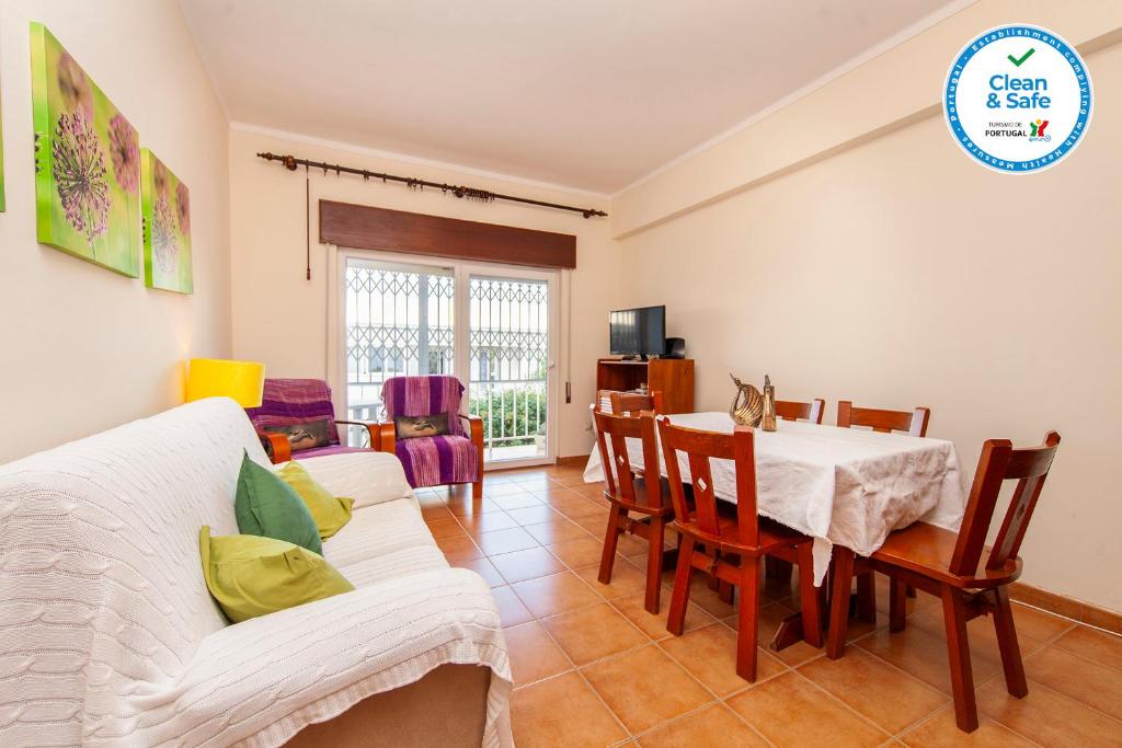 un soggiorno con un tavolo e una sala da pranzo di B56 - Baluarte Cul de Sac Flat in Lagos a Lagos