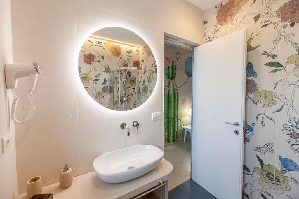 a bathroom with a sink and a mirror at Dimora Nesea in Cozze