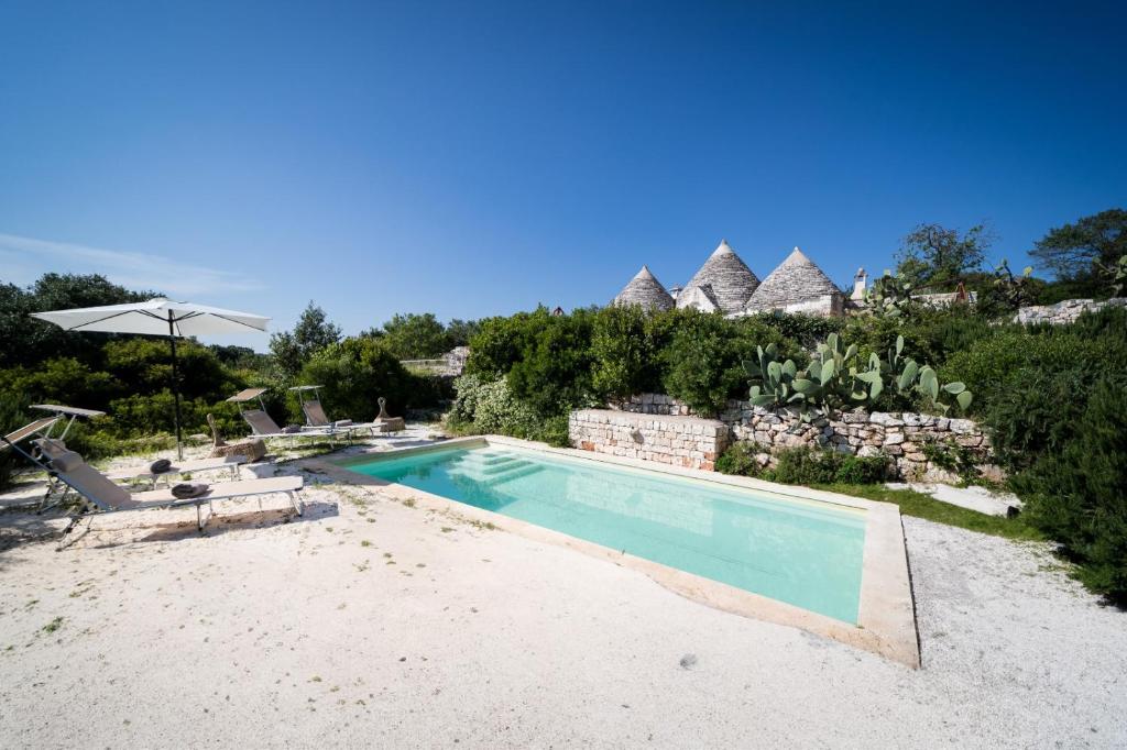 Piscina de la sau aproape de Trullo Melchiorre