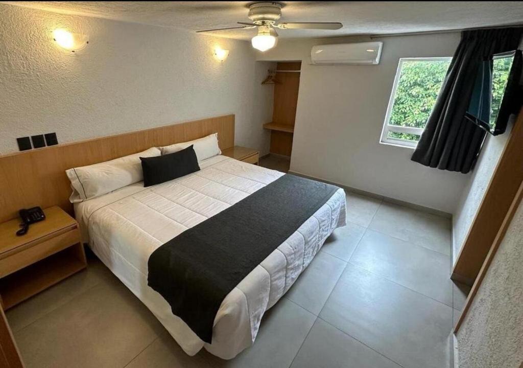 Postel nebo postele na pokoji v ubytování Hotel Emperador centro Guadalajara y Remodelado