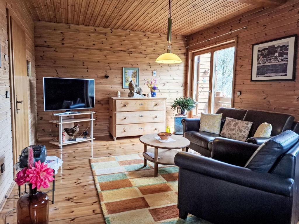 een woonkamer met een bank en een tv bij Holiday Home Sonnenplatzl Verditz by Interhome in Verditz