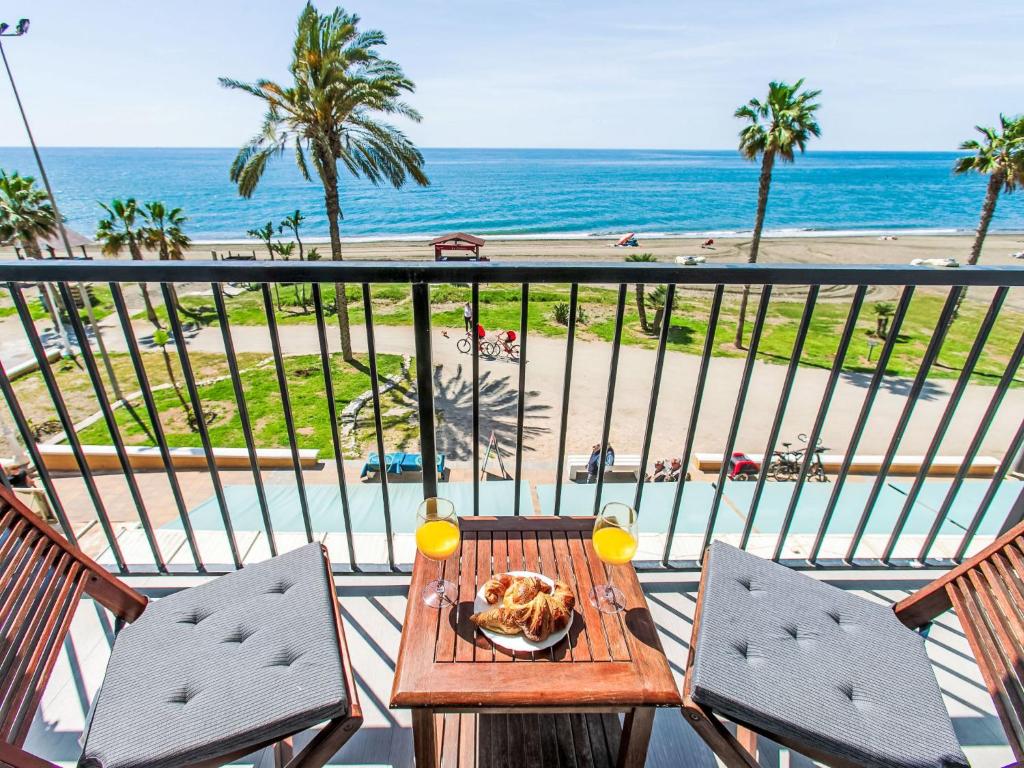 Una mesa y sillas en un balcón con vista a la playa. en Apartment Rinconada beachfront 2 by Interhome, en Rincón de la Victoria