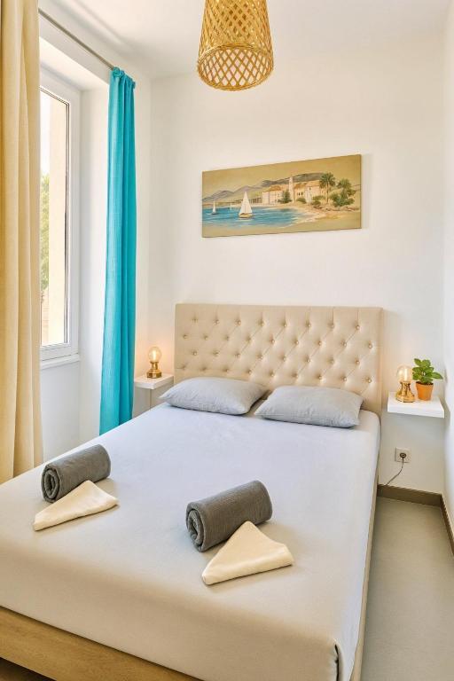 une chambre avec un grand lit avec deux serviettes dessus dans l'établissement FRGK Suquet 