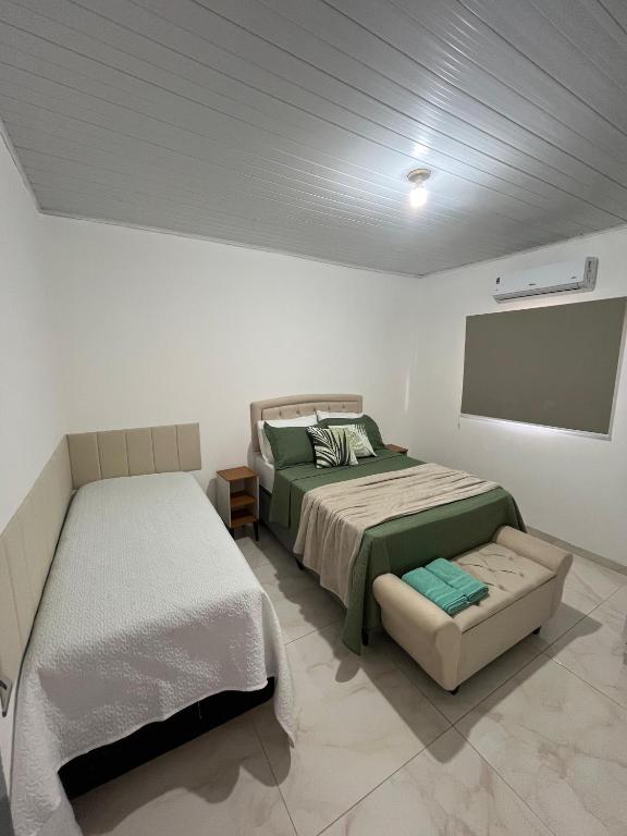 Postel nebo postele na pokoji v ubytování AP 5 C/Garagem>Ar>Wifi>Cozinha>Tv Disney+>Pet free