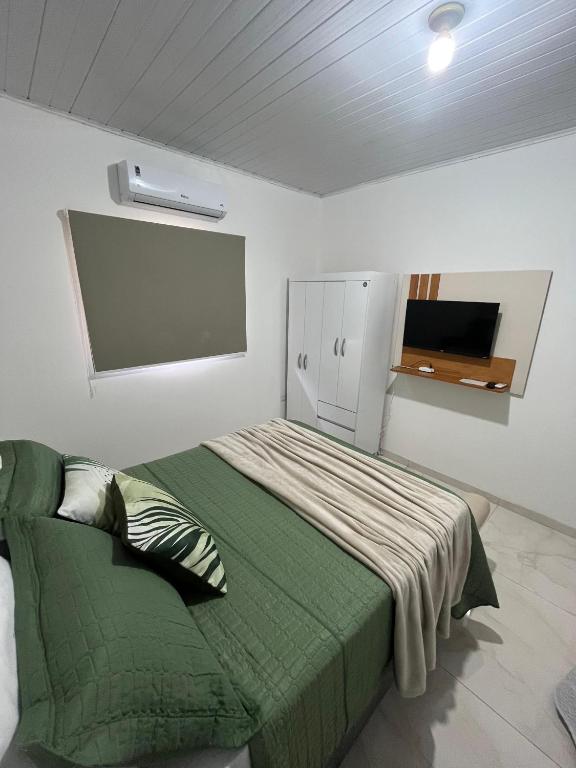 Postel nebo postele na pokoji v ubytování AP 5 C/Garagem>Ar>Wifi>Cozinha>Tv Disney+>Pet free
