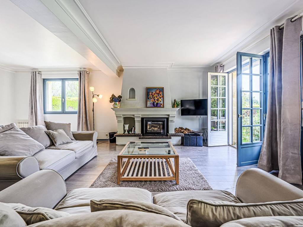 un salon avec un canapé et une cheminée dans l'établissement Holiday Home Maison de Kerinis by Interhome, à Locmariaquer