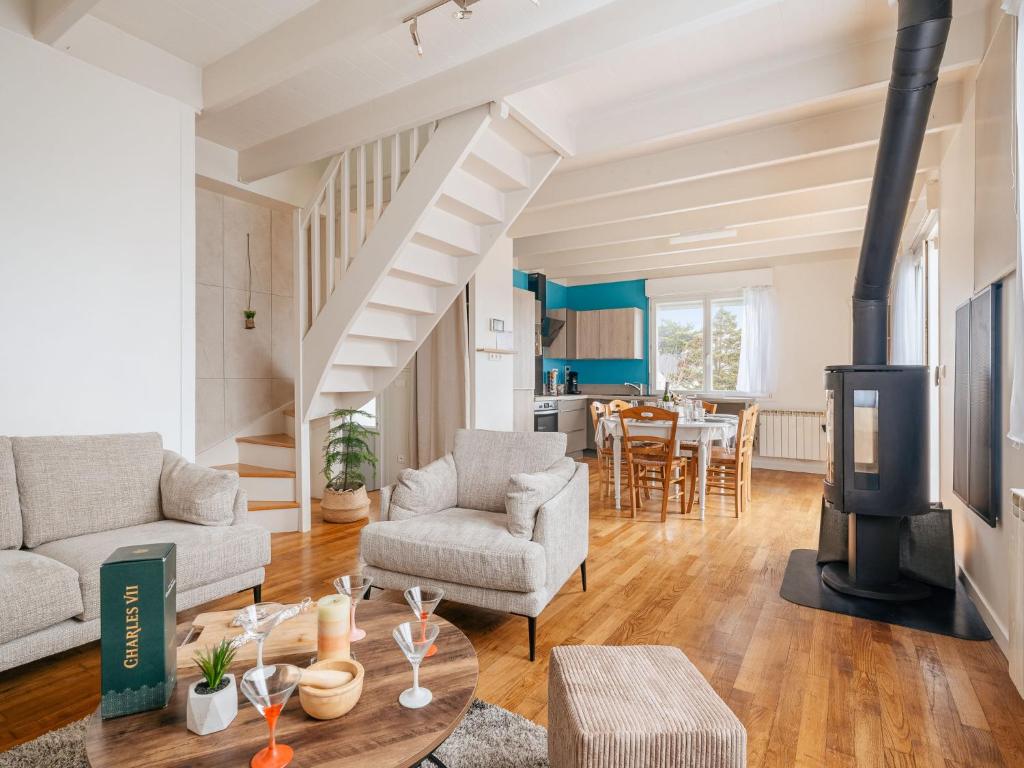 un salon avec un canapé et une cheminée dans l'établissement Holiday Home La Colombe by Interhome, à Saint-Lunaire