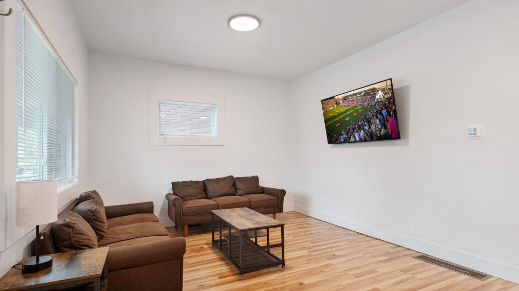 a living room with a couch and a table at Beautiful 4 bedroom home short walk to Niagara Falls in Niagara Falls