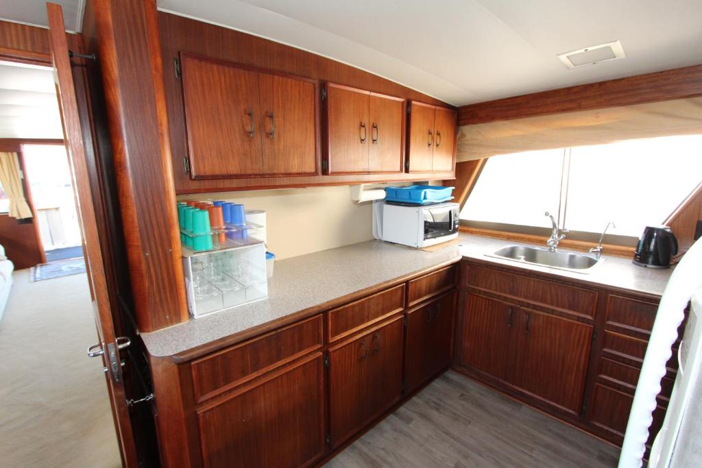 Kuchyň nebo kuchyňský kout v ubytování Hotel Yacht Our Alissa