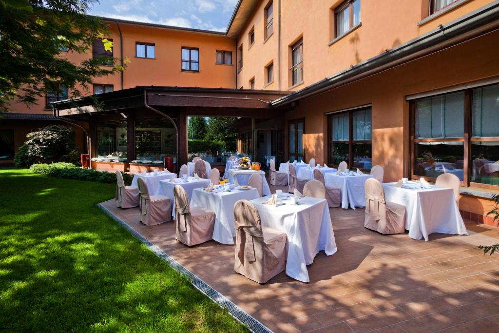 Restaurace v ubytování Brianteo Hotel Residence and Restaurant