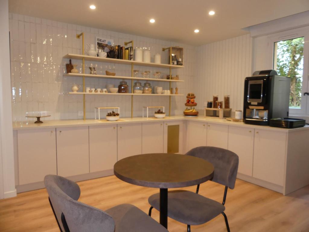 Kuchyň nebo kuchyňský kout v ubytování Brit Hotel Confort Alençon