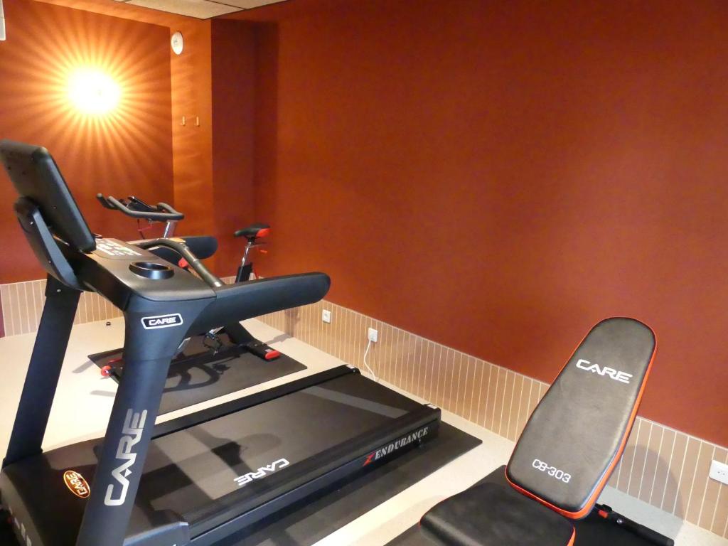Fitness centrum a/nebo fitness zařízení v ubytování Brit Hotel Confort Alençon