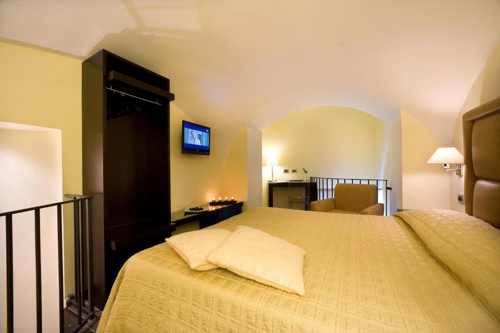 A bed or beds in a room at Magi House Relais