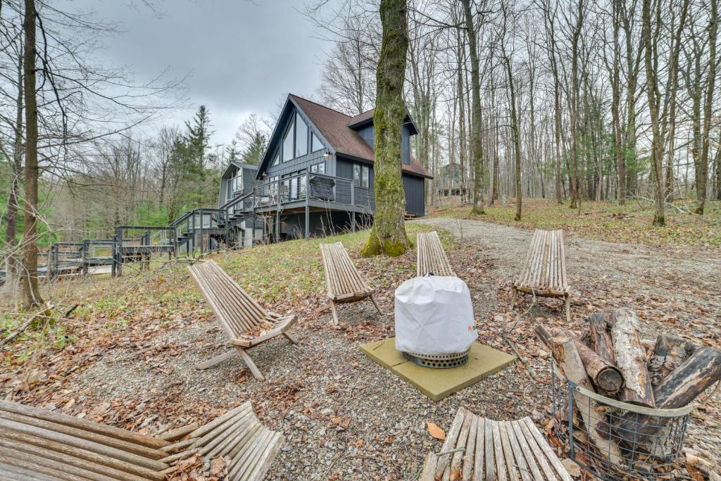 - un groupe de chaises et une maison dans les bois dans l'établissement 2 Mi to Nubs Nob Resort All-Season Michigan Haven, à Harbor Springs