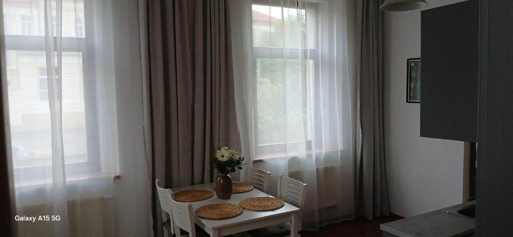 Telewizja i/lub zestaw kina domowego w obiekcie Apartmány Šrámek Stříbro