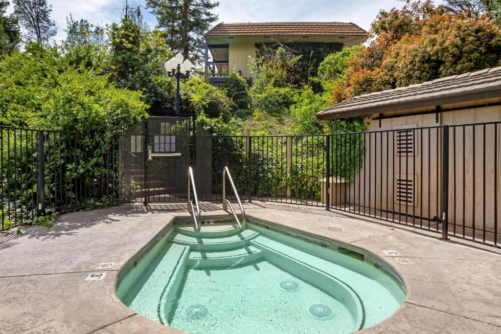Bazén v ubytování Best Western Plus Yosemite Gateway Inn nebo v jeho okolí