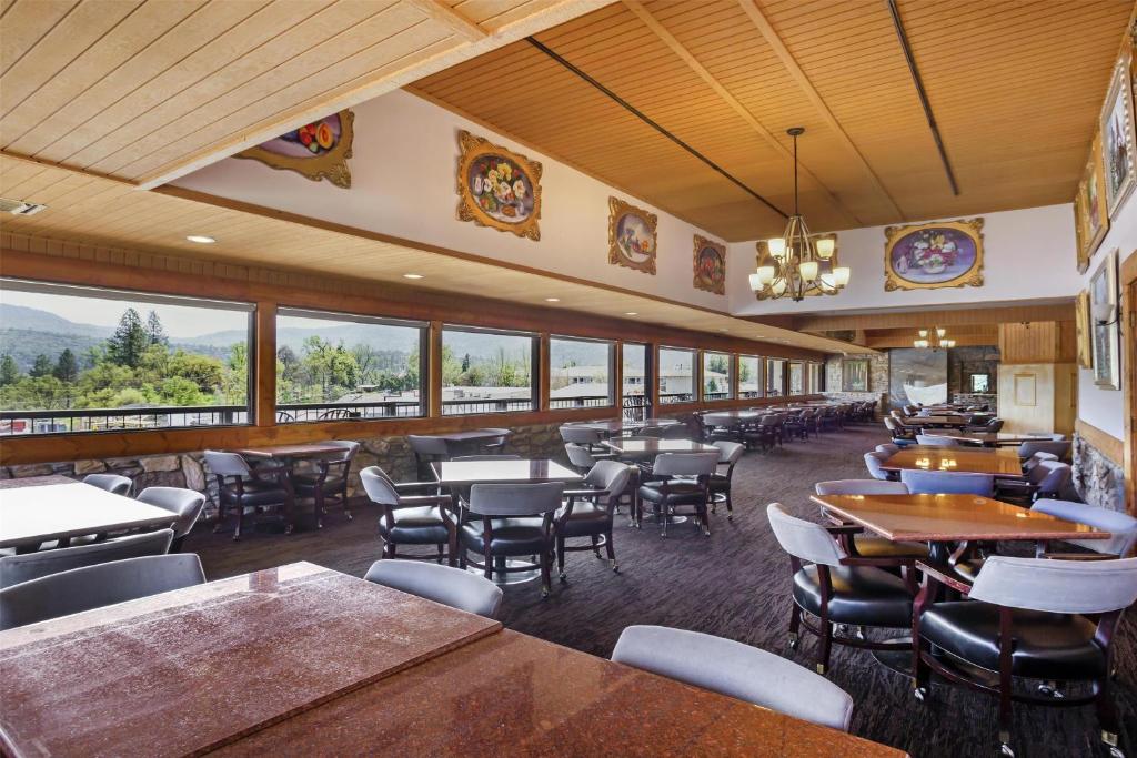 Restaurace v ubytování Best Western Plus Yosemite Gateway Inn